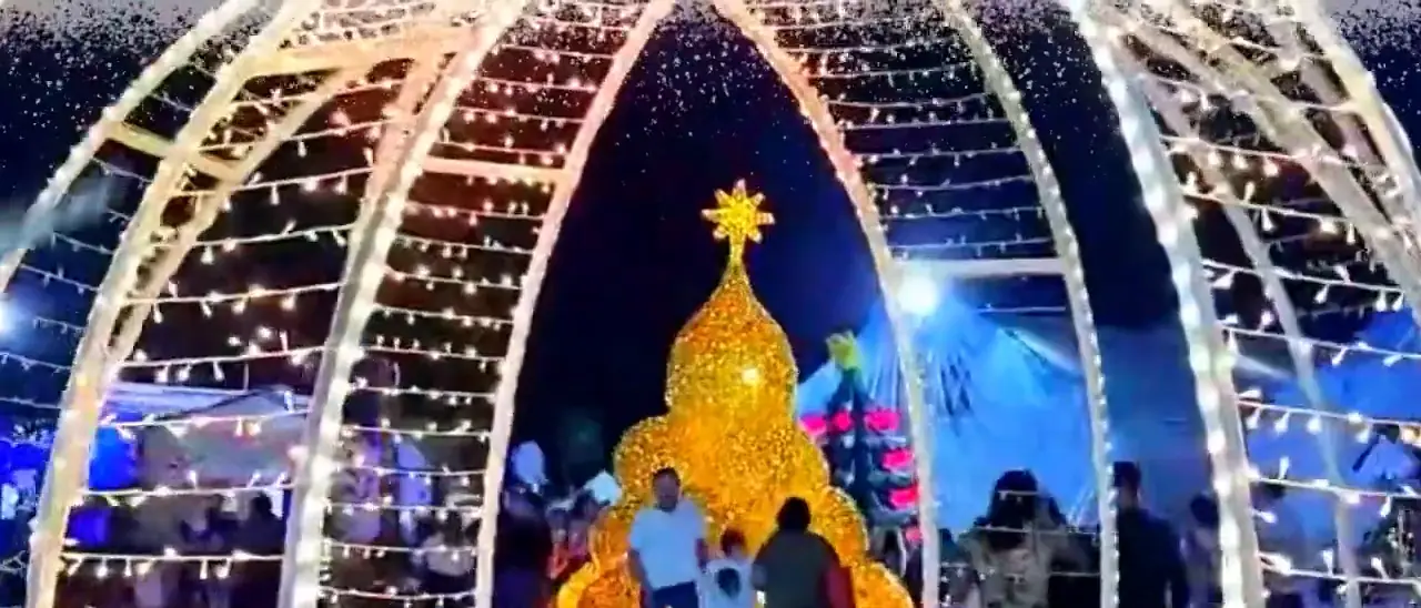 Esfera monumental de luz con árbol dorado