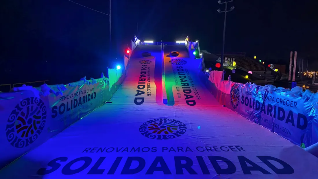 Tobogán de hielo iluminado de noche