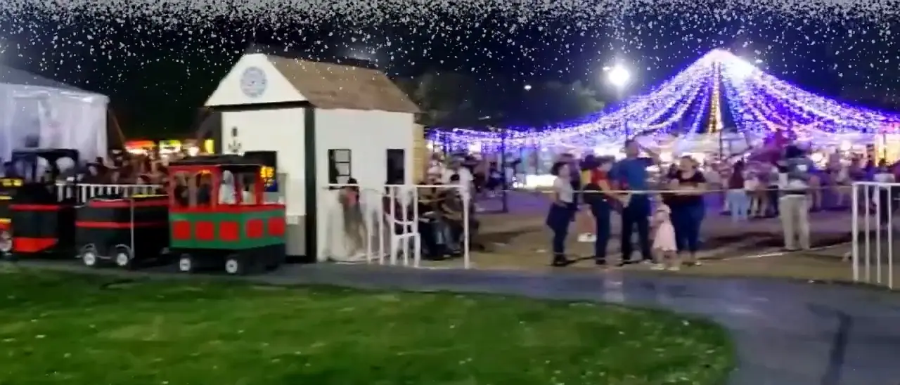 Casita navideña y trenecito bajo el domo de luces